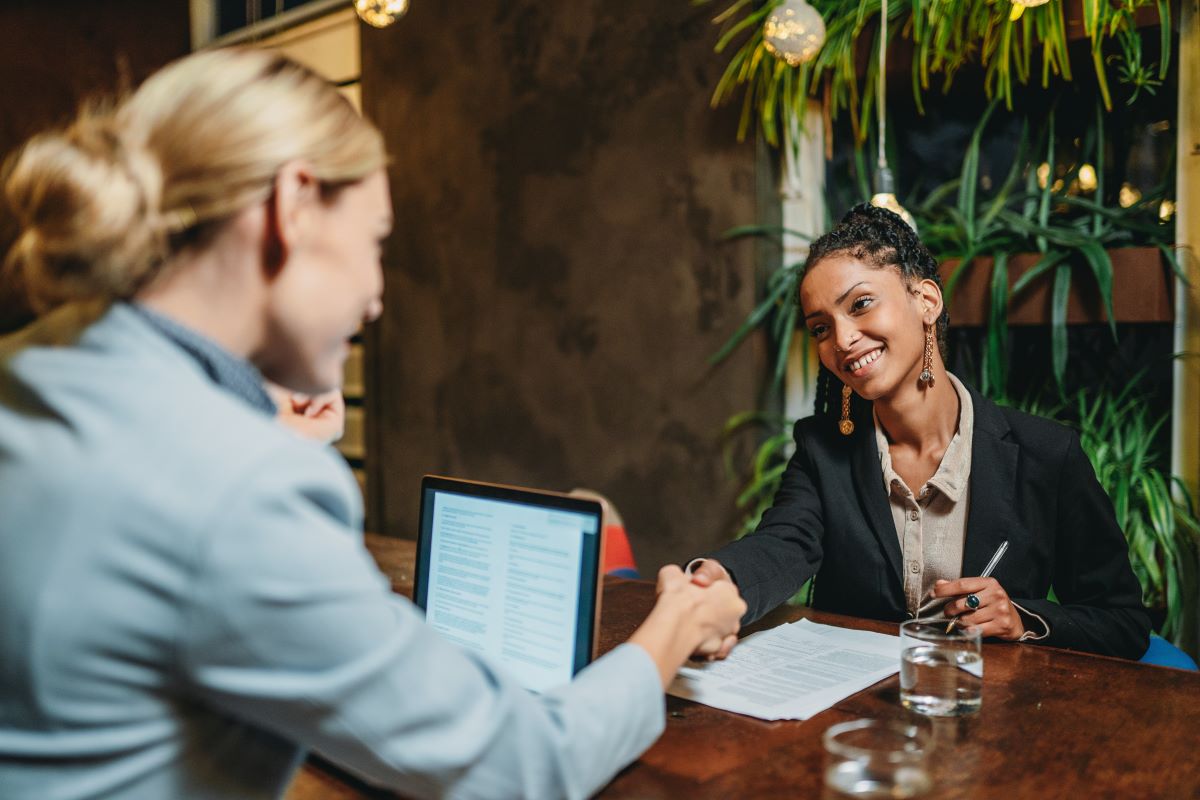 Customer service vs. customer support: what’s the difference?